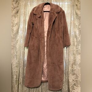NWT Faux Fur Teddy Coat in Mauve Size Medium. Soft exterior and silky lining.